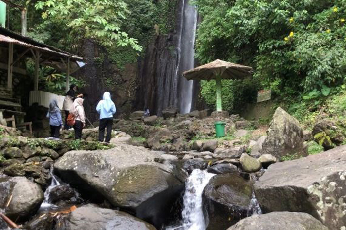 JERNIH: Wisatawan sedang bermain air di sekitar air terjun Coban Canggu. (Foto: Bryan Noer for Radar Mojokerto)