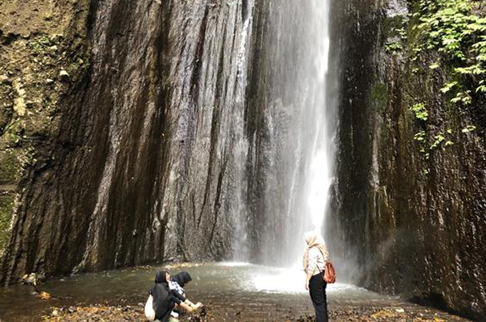 SEJUK: Panorama yang disuguhkan air terjun Coban Canggu masih sangat eksotik dan cocok sebagai spot foto. (Foto: Bryan Noer for Radar Mojokerto)