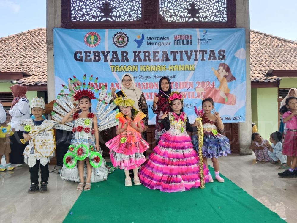 WARNA-WARNI: Siswa TK di sejumlah kecamatan mengikuti lomba fashion rangkaian Gebyar HAN menggunakan kostum unik yang dirangkai dari koran.