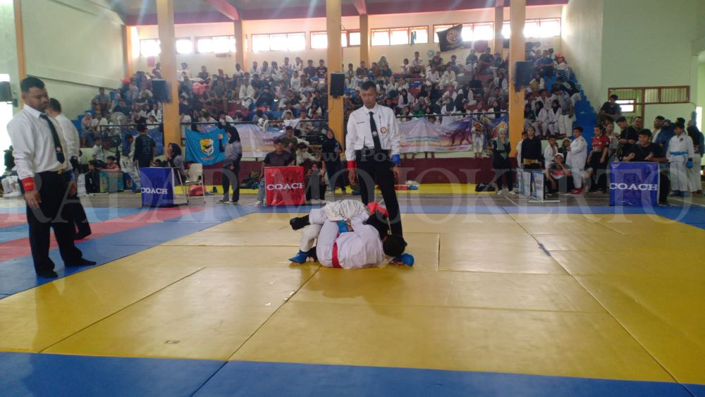TURNAMEN: Pertandingan jujitsu dalam ajang Piala Bupati 2024 di Gedung Serbaguna Surya Kencana Diknas Kabupaten Mojokerto, awal Maret lalu.