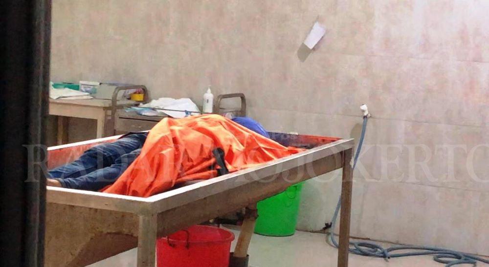 DISELIDIKI: Jasad Annas dievakuasi di Kamar Jenazah RSUD Prof dr Soekandar Mojosari, Minggu (26/5) malam. Kepolisian tengah menyelidiki tewasnya korban saat bekerja.