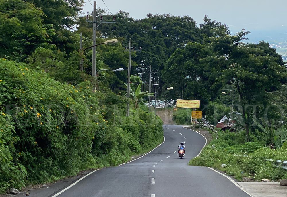 CURAM: Ruas jalur Pacet-Cangar di Desa/Kecamatan Pacet, Mojokerto, memiliki kemiringan yang relatif terjal. Hingga kendaraan yang melintas dari arah Batu kerap mengalami rem blong.