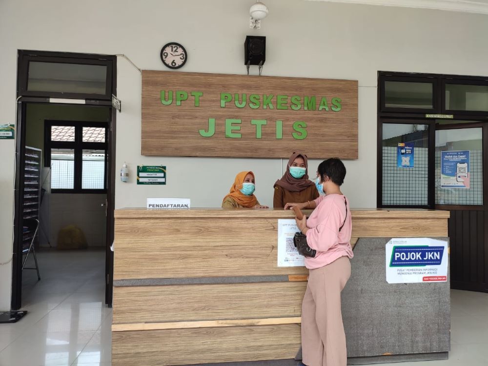 LAYANAN OPTIMAL: Pegawai Puskesmas Jetis memberi layanan prima kepada masyarakat.