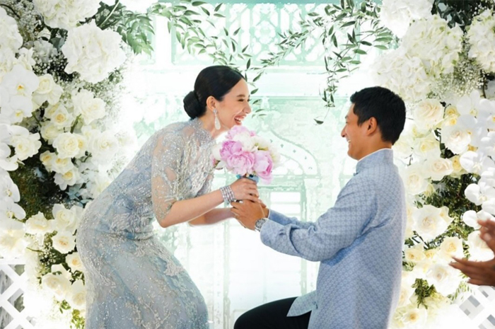 Rio Haryanto saat menyerahkan bunga ke kekasihnya.