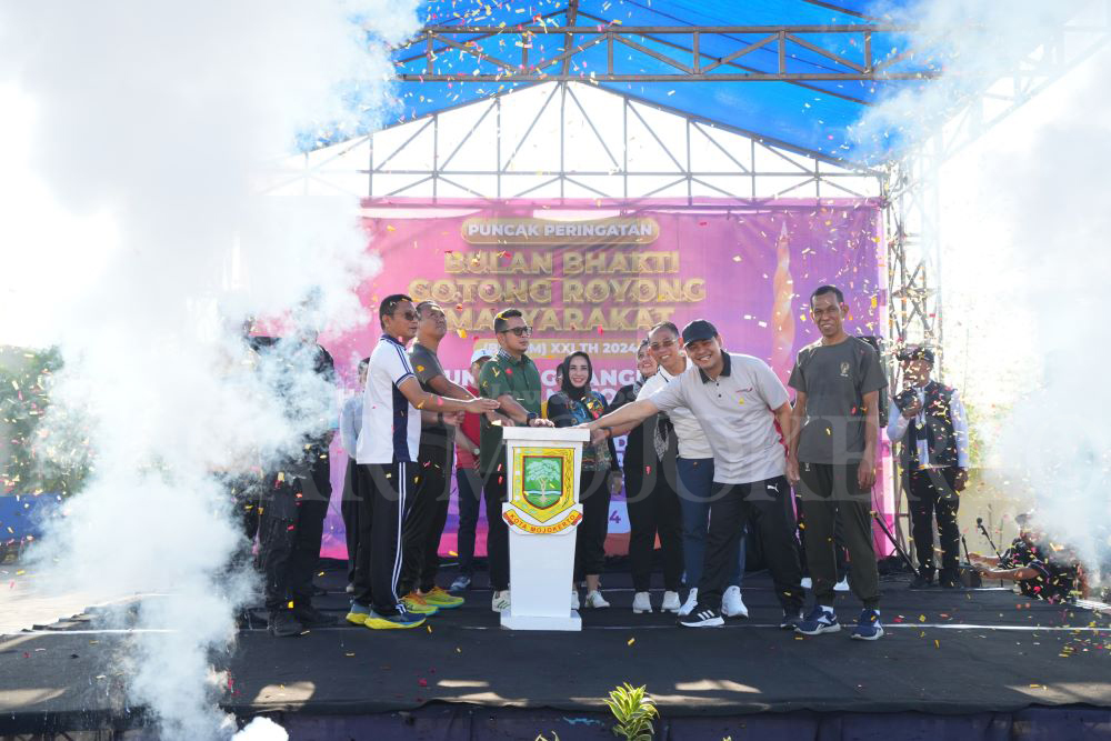 DIRESMIKAN: Pj Wali Kota Mojokerto Moh. Ali Kuncoro bersama jajaran forkopimda meluncurkan kalender event Hari Jadi Kota Mojokerto Ke-106 di GOR dan Seni Mojopahit, Selasa (28/5).