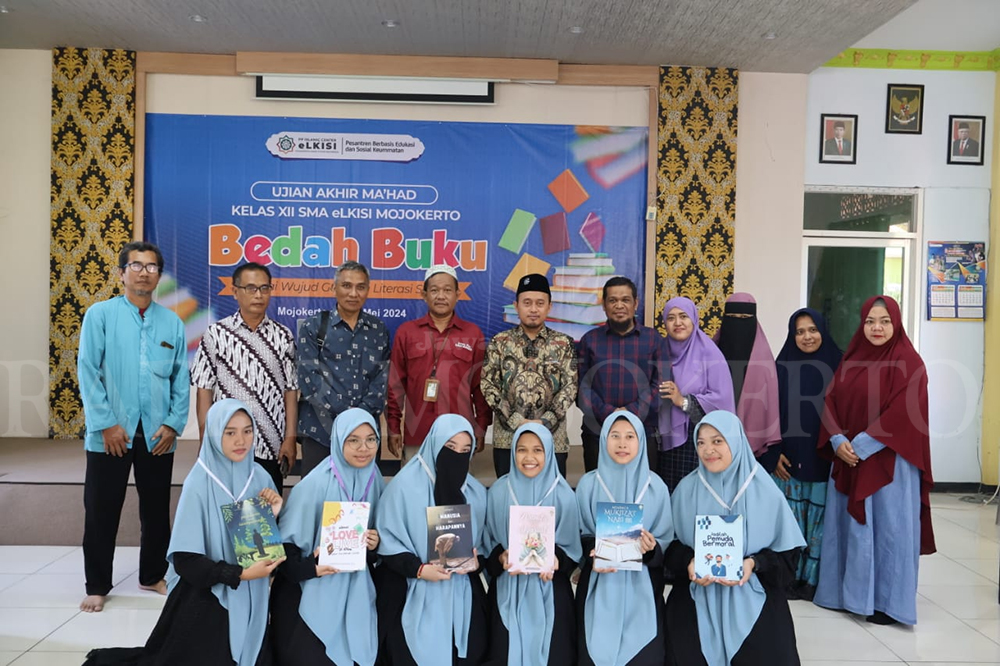 KOMITMEN: Para penguji bedah buku bersama para santri dan wali santri.