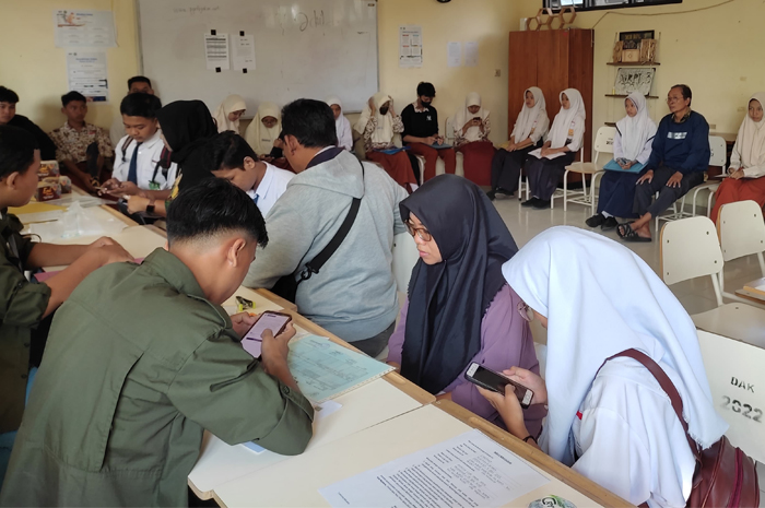 TERTIB: Saat melaksanakan verifikasi pengambilan PIN, perlu bagi seorang calon peserta didik untuk tetap tertib mengikuti arahan dari panitia. (foto dok. Risky Hamdani)