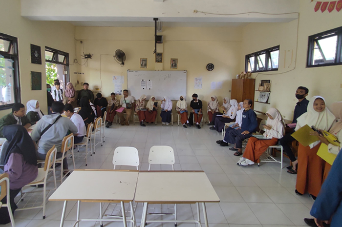 RAMAI: Suasana Pengambilan Pin yang terlihat cukup ramai dan kondusif di salah satu SMK di Kota Mojokerto. (foto dok. Risky Hamdani)