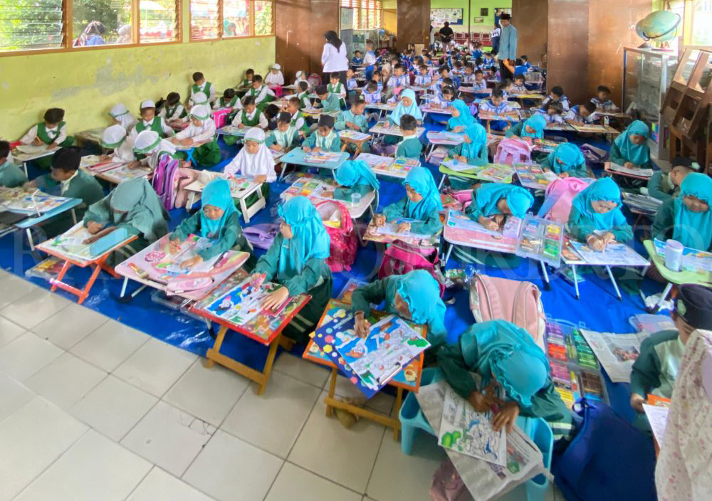 KREASI SISWA: Seratus lebih peserta didik TK se-Kecamatan Trawas adu kreativitas lewat lomba mewarnai yang digelar SDN Ketapanrame 2, kemarin (28/5).