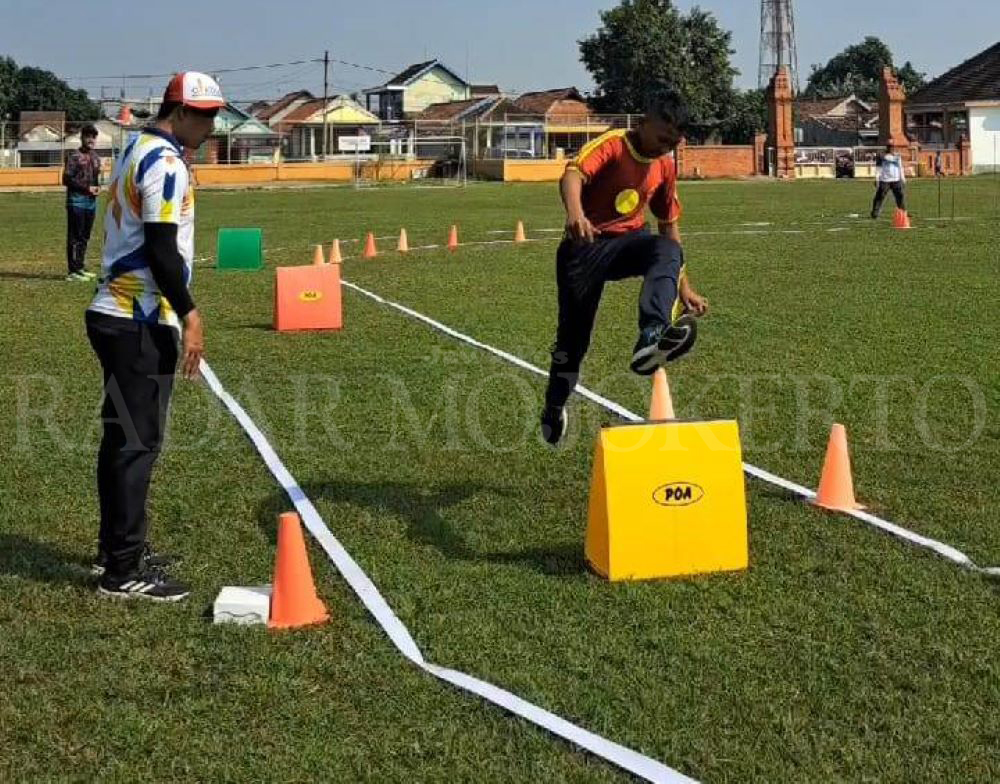 SELEKSI: Siswa mengikuti ajang O2SN jenjang SD tingkat Kota Mojokerto cabor atletik di Lapangan Panggreman, Senin (27/5).