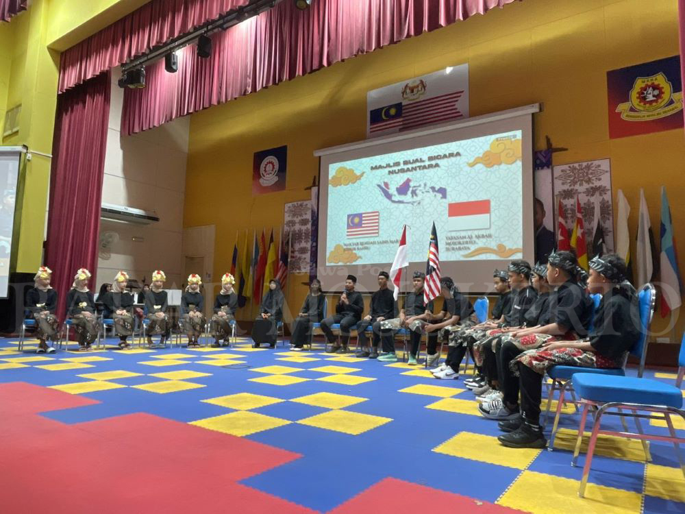 TUKAR WAWASAN: Pelajar SMP Islam Al-Akbar berdiskusi kebudayaan antarnegara saat Study Excursion di MRSM Johor Bahru, Malaysia.