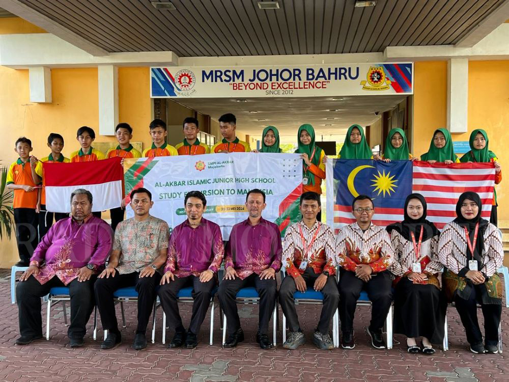 BELAJAR BERSAMA: Siswa SMP Islam Al-Akbar mengunjungi MRSM Johor Bahru, Malaysia untuk menimba ilmu dan berinteraksi dengan siswa setempat.