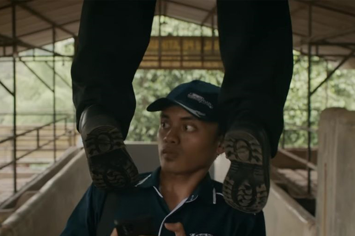 MENEGANGKAN: Salah satu scene yang menunjukkan seorang pegawai menemukan kaki yang menggantung seperti orang gantung diri di tempat pabrik daging. (foto. dok; Trailer film Temurun)