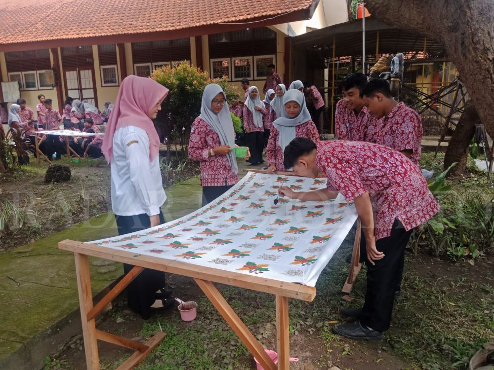 SENI: Siswa SMAN 1 Sooko mengikuti  ekstrakurikuler seni batik.