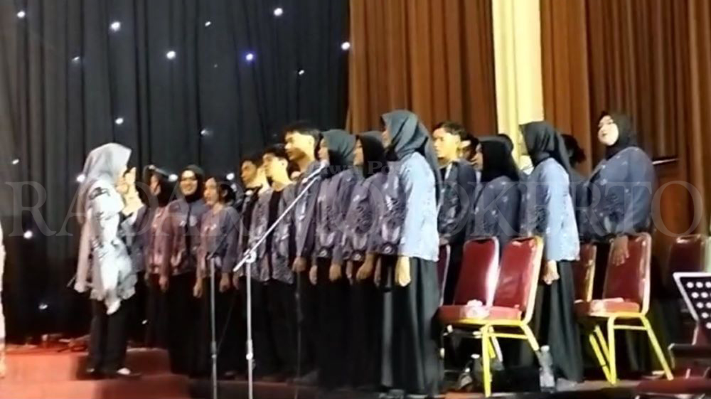 BERBAKAT: Ekstrakurikuler paduan suara kerap mengisi acara di Grahadi Surabaya dan Gta Bahana Nusantara.