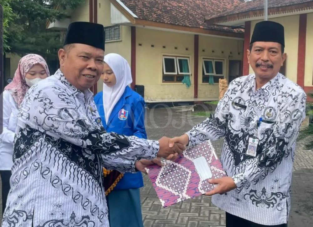 UNGGULAN: Kepala SMAN 1 Sooko Sutoyo menerima SK SMAN 1 Sooko  sebagai sekolah penggerak 2023.