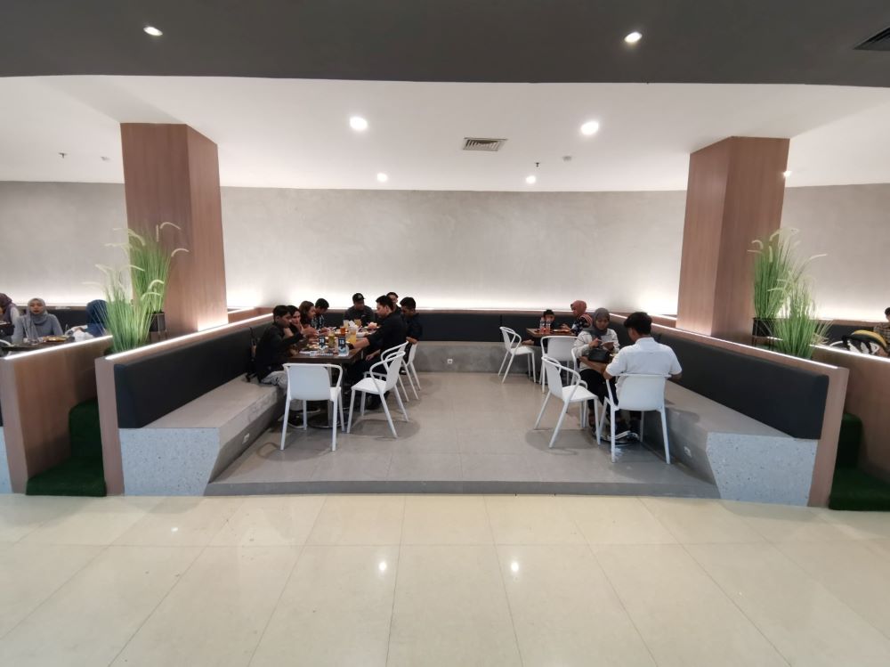 NYAMAN: Tempat yang nyaman, cozy untuk menikmati 200 menu legendaris di Rasa Pura Sunrise Mall Mojokerto.