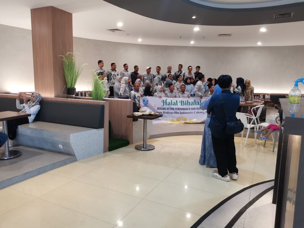SANTAI: Karyawan dari salah satu perusahaan sedang mengadakan rapat di area RasaPura.
