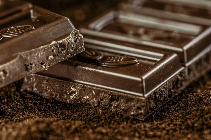 LEZAT: Dark chocolate bisa menjadi alternatif pilihan camilan sehat untuk buah hati. (foto: dok. Jawa Pos)