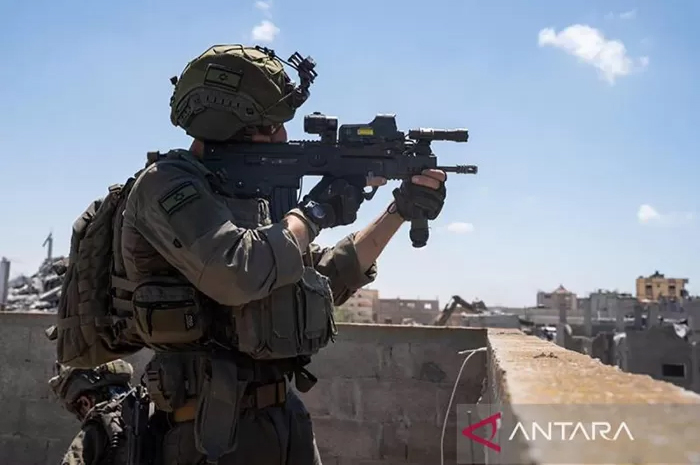 Tentara Israel tengah membidikkan senjatanya.(Antara)