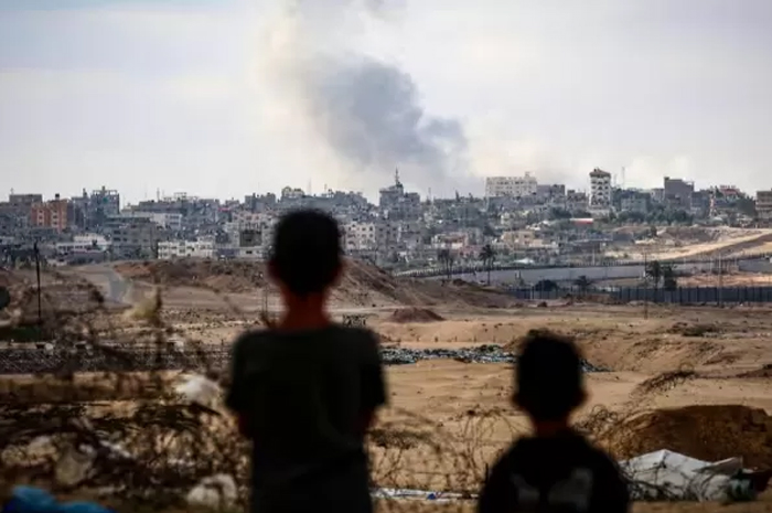 Warga Palestina di Rafah mencapai  puluhan orang akibat serangan udara Israel. (Jawa Pos)