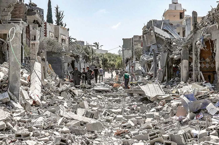 BERTAHAN DALAM PENDERITAAN: Warga Palestina mencari barang berharga di balik reruntuhan bangunan di kamp pengungsi Maghazi, pusat Jalur Gaza, kemarin 915/4). (AFP)
