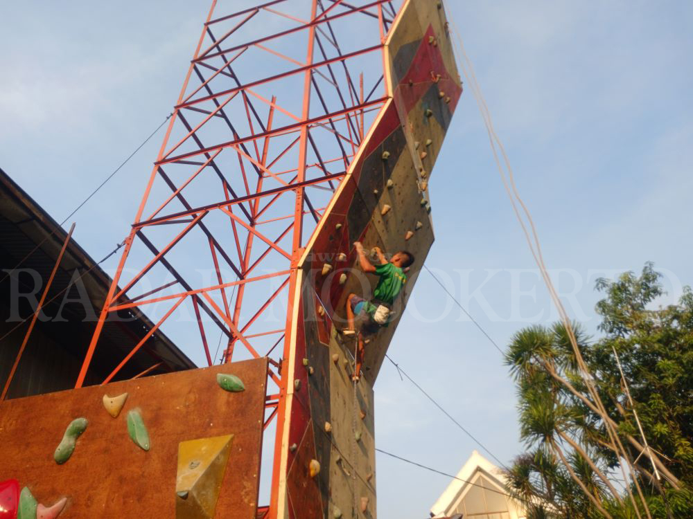 ARENA LATIHAN: Atlet panjat tebing Kota Mojokerto Ryan Daniswara berlatih di arena panjat (wall climbing) di kompleks GOR Tenis Indoor, Kecamatan Magersari.