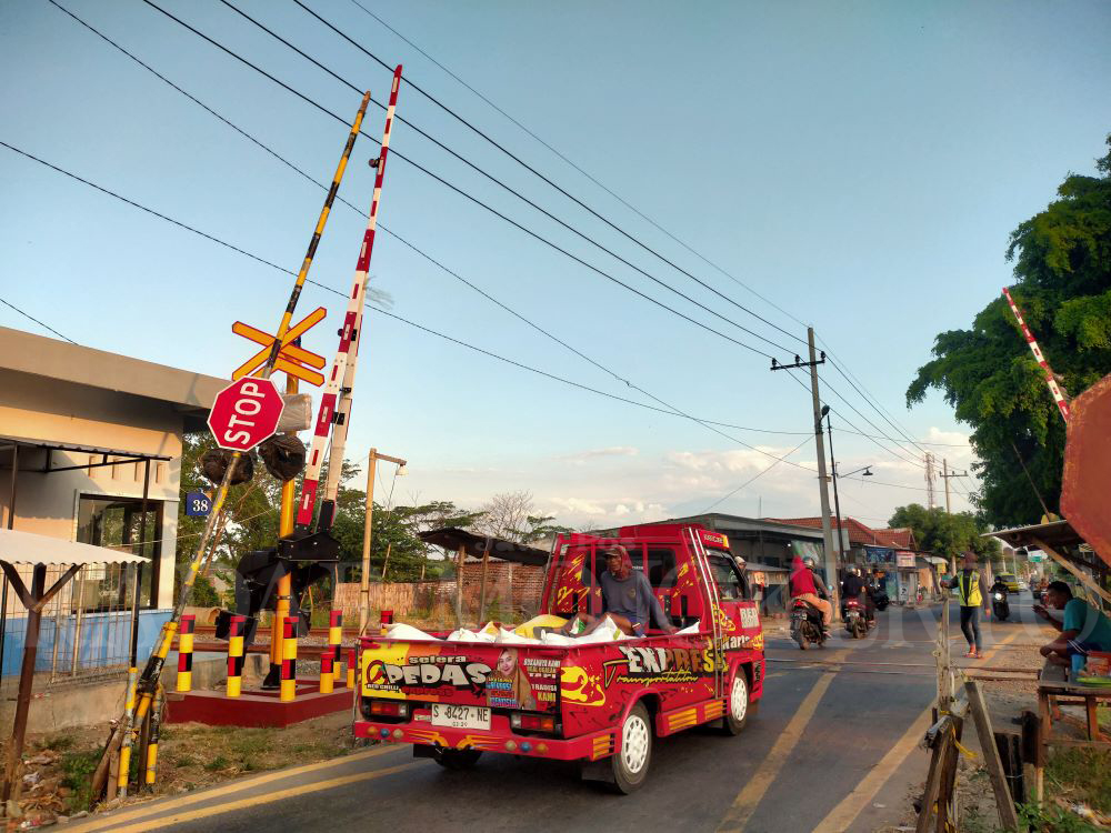 TINGKATKAN KEAMANAN: Perlintasan Damarsi, Desa Kepuhanyar, Kecamatan Mojoanyar, kini telah dilengkapi palang pintu kereta api guna mengantisipasi terjadinya kecelakaan.