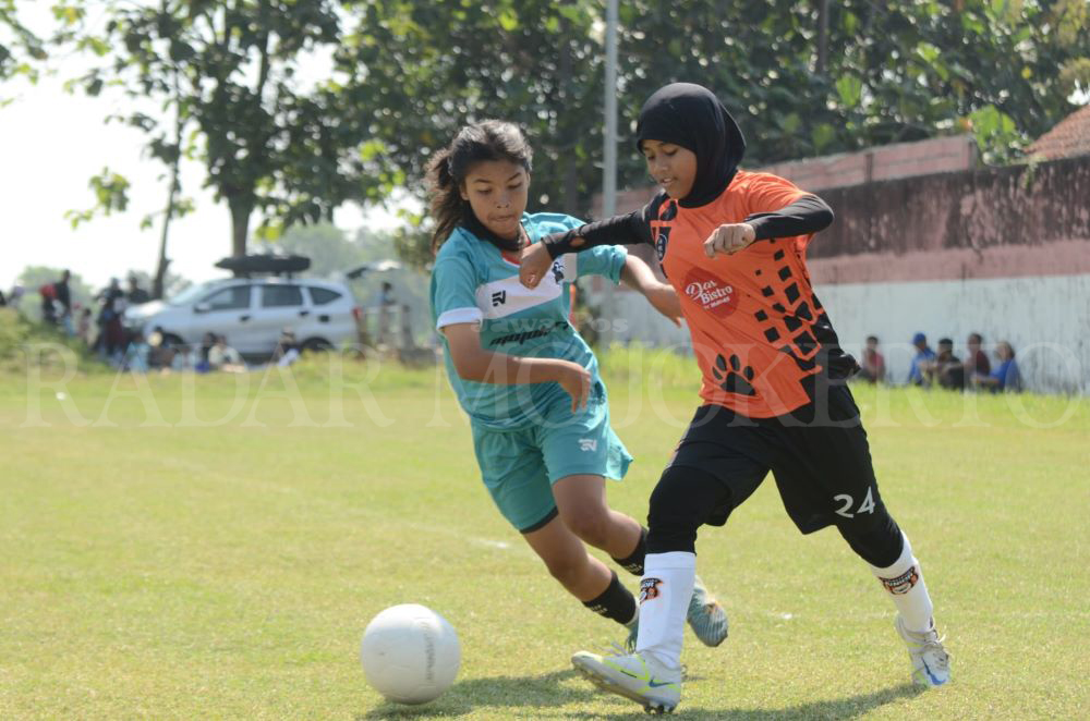 ANDALAN: Pemain Srikandi Mojopahit FC (BIRU MUDA) berlaga di ajang Inter City Surabaya Challenge, Sidoarjo, 19 Mei lalu.