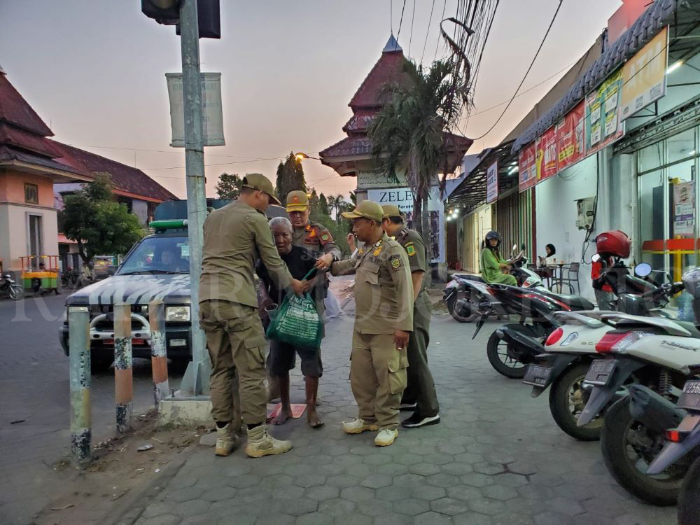 DIRAZIA: Sejumlah gepeng dan pengamen diamankan Satpol PP Mojokerto, Selasa (28/5).