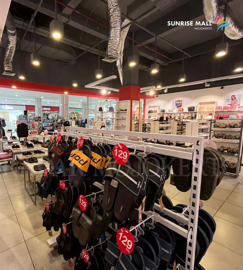 LENGKAP: Banyak varian sandal, sepatu, tas, topi dari kalangan balita hingga dewasa tersedia di Bata ground floor Sunrise Mall Mojokerto.