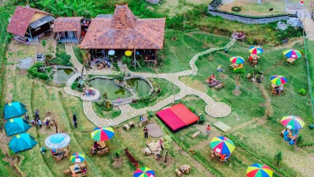 KAWASAN WISATA: Kafe Paseban Agung di Desa Trawas, Kecamatan Trawas, memberi dampak ekonomi bagi desa dan warga.