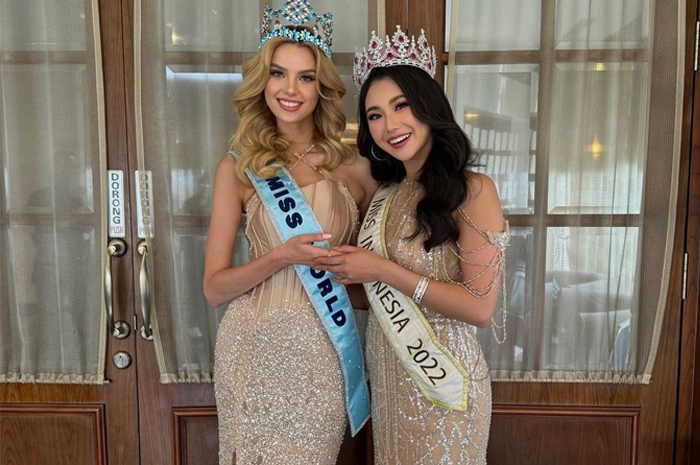 SAKRAL: Momen sakral, penyerahan mahkota dari Audrey Miss Indonesia 2022, didampingi Krystyna Miss World 2023 kepada pemenang Miss Indonesia 2024. (foto dok. Instagram dpidamu)