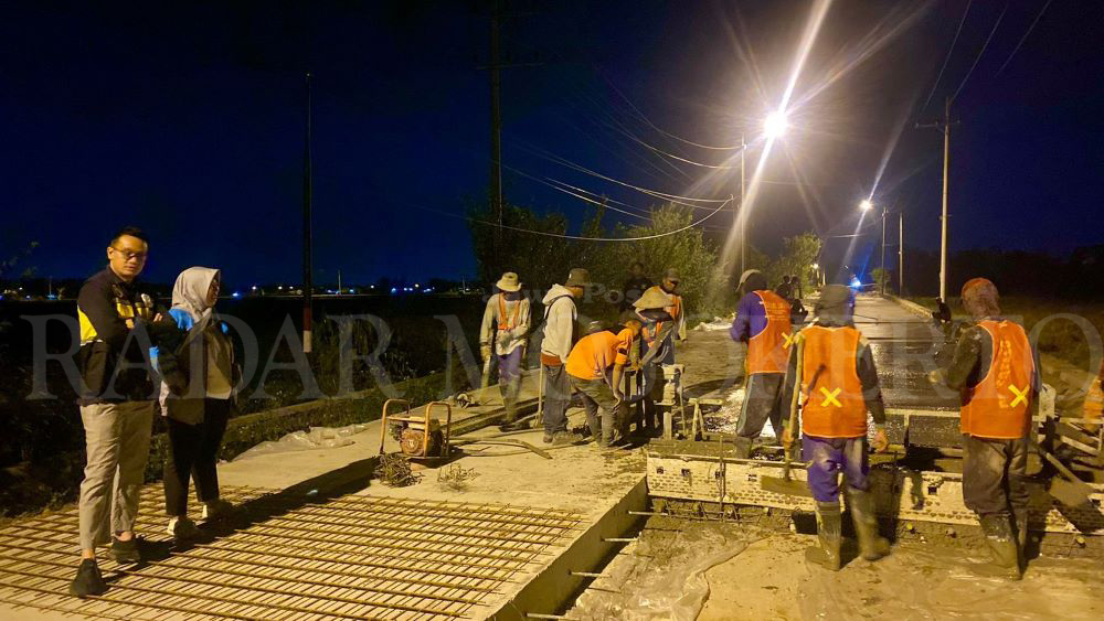 TURUN LAPANGAN: Kepala Dinas PUPR Kabupaten Mojokerto Rinaldi Rizal Sabirin, mengecek hasil pengerjaan pembangunan ruas jalan di ruas Kepuhanyar-Bangsal.