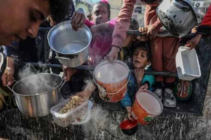 Pengungsi di Rafah mengalami kekurangan bahan pangan.(Jawa Pos)