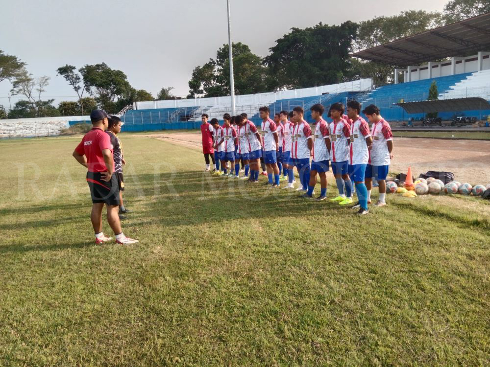 JANGKA PANJANG: Pemain proyeksi Kabupaten Mojokerto di Porprov IX Jatim 2025 Malang Raya cabor sepak bola berlatih di Stadion Gajah Mada, Mojosari, kemarin.