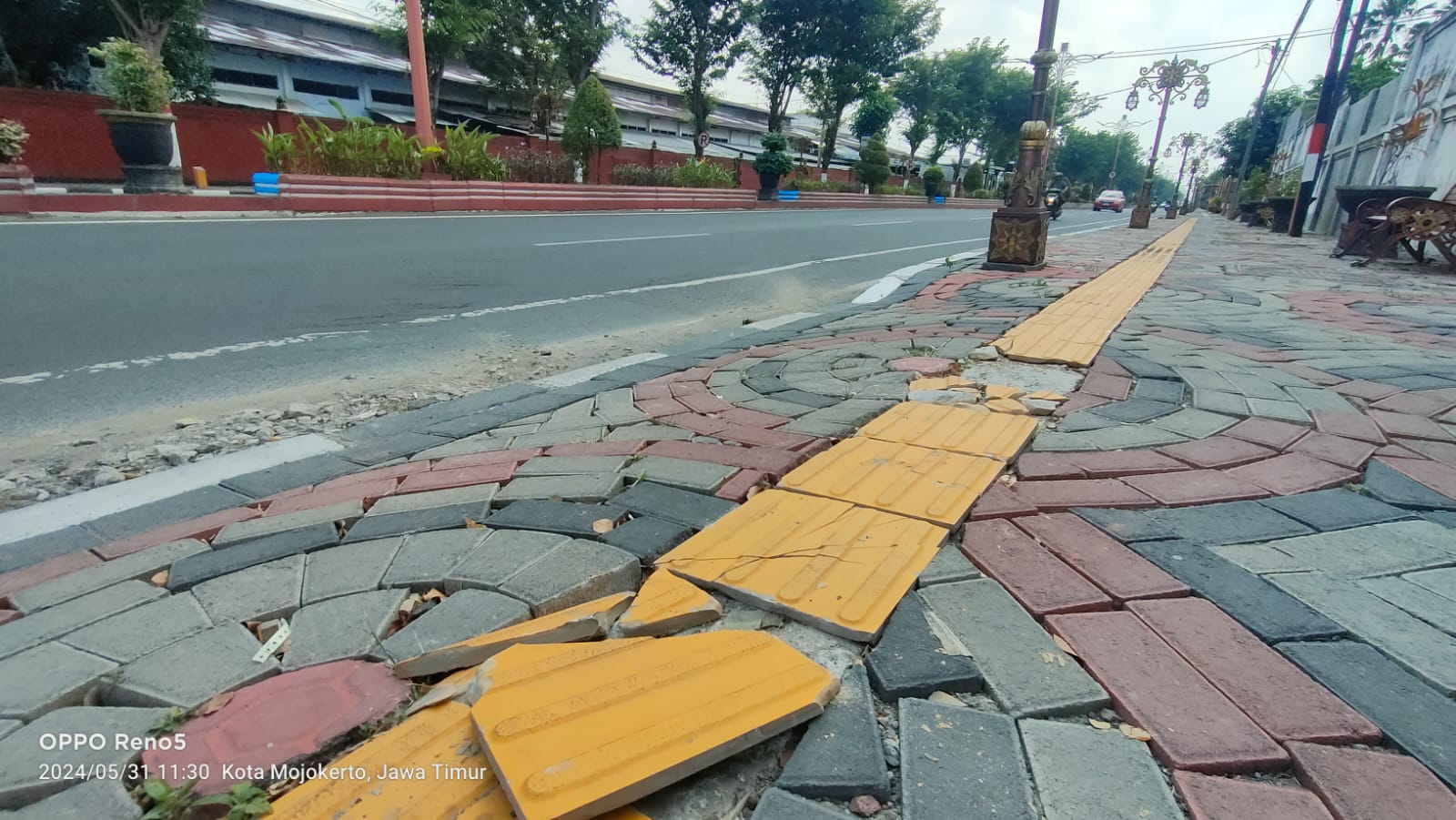PECAH-PECAH: Proyek trotoar yang menelan APBD 2023 miliaran di Jalan Pahlawan Kota Mojokerto sudah alami rusak.