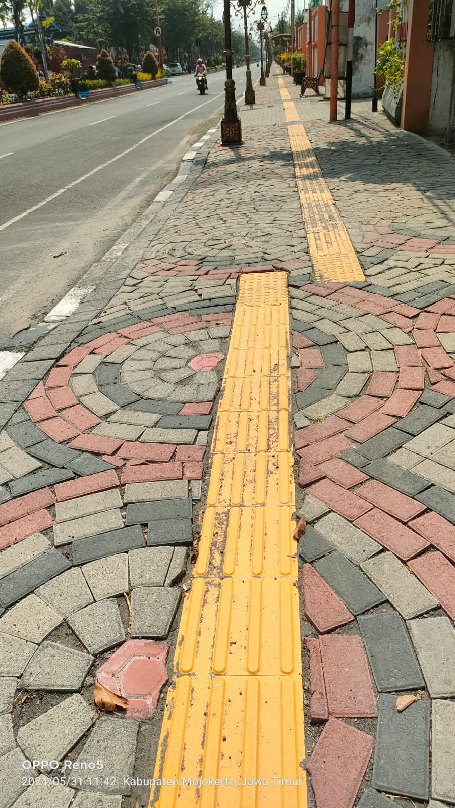 ZIG-ZAG: Jalur difabel di proyek Trotoar Kota Mojokerto zig-zag, Jumat (31/5).