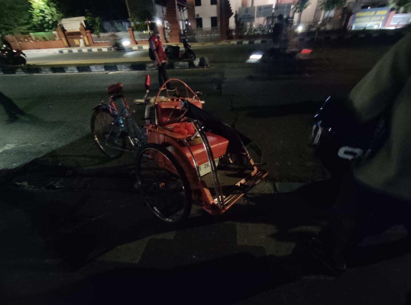 RINGSEK: Kondisi becak yang terlibat kecelakaan di putar balik Jalan RA Basuni, Kecamatan Sooko, Kabupaten Mojokerto depan kantor PN Mojokerto diamankan petugas dan relawan, Jumat (31/5)