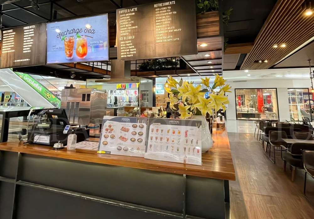 SIMPLE: Penataan meja dan kursi dan menu-menu yang disuguhkan ditampilkan di billboard tempat kasir.