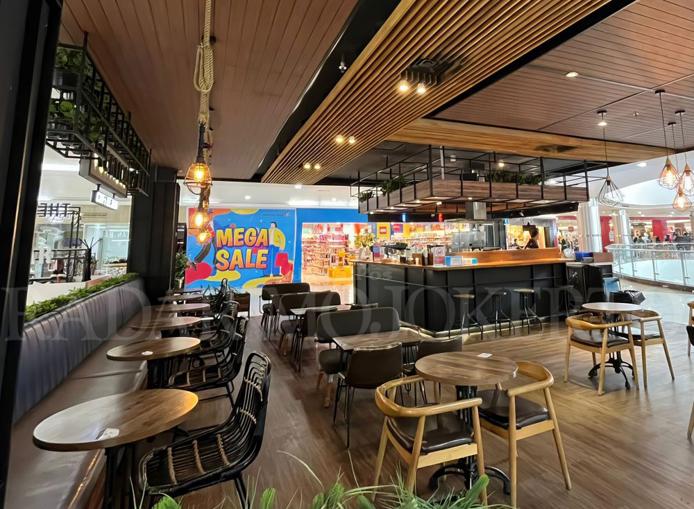 LUAS: Vertical Coffee Bar di Lantai 1 yang begitu luas. Salah satu alternatif tempat nongkrong waktu di Sunrise mal Mojokerto.