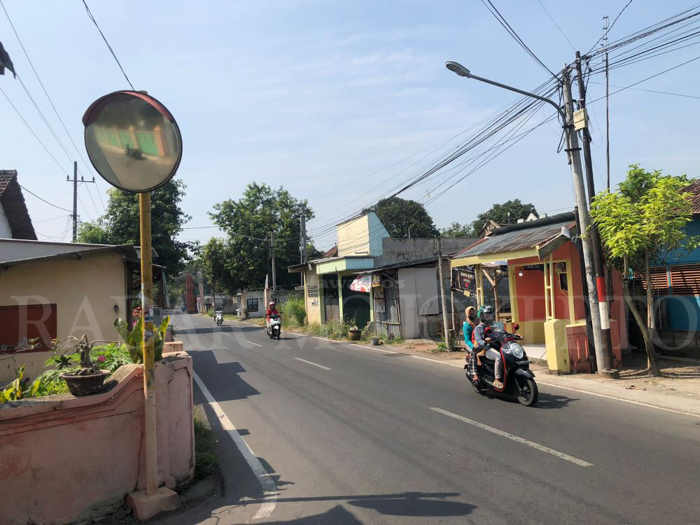 TIDAK JELAS: Kondisi cermin cembung di tikungan Jalan Trenggilis, Kelurahan Blooto, Kecamatan Prajurit Kulon tak bisa memantulkan bayangan dengan jernih.