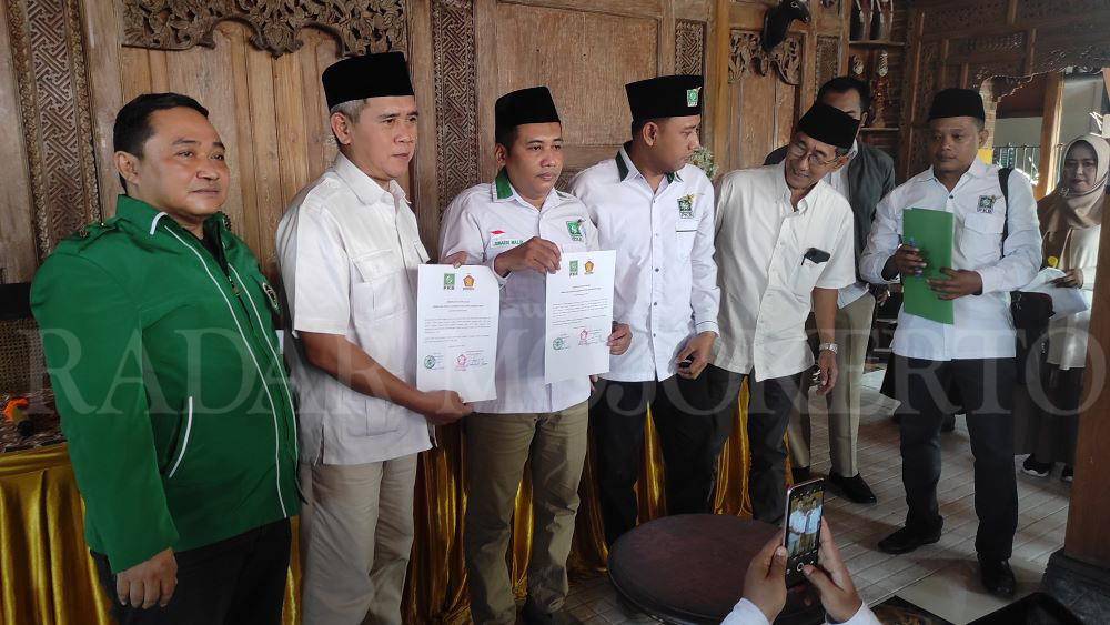 OPTIMIS: Ketua DPC PKB, Junaedi Malik dan Ketua DPC Gerindra M. Harun usai penandatanganan koalisi maju di Pilwali Kota Mojokerto, Sabtu (25/5) lalu