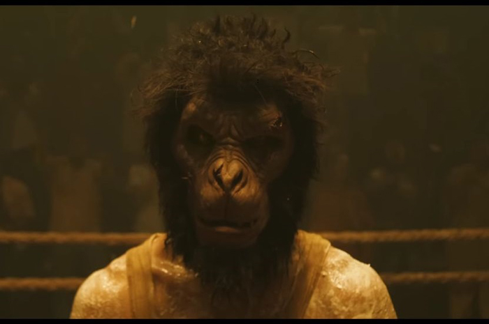 MENUNTUT DENDAM: Salah satu scene yang menunjukan Kid menjadi seorang petarung yang menggunakan topeng gorila untuk membalaskan dendamnya, (foto: Trailer Monkey Man)