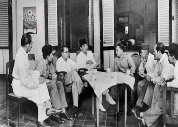 MUFAKAT: Panitia Sembilan bentukan BPUPKI merumuskan dasar negara Indonesia yang dikenal hingga saat ini, Pancasila. (foto: dok. Jawa Pos Radar Lawu)