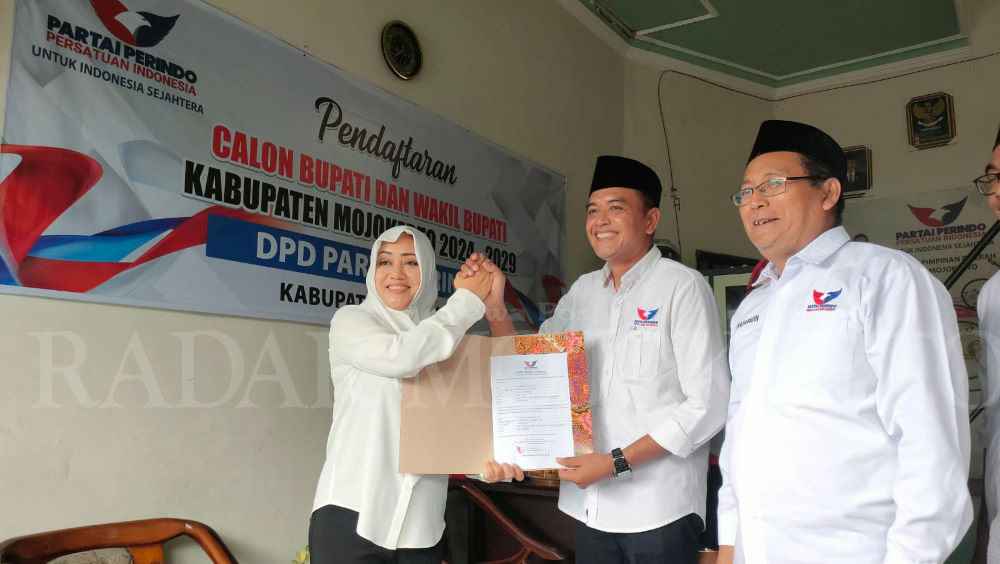 MENDAFTAR: Bupati Mojokerto Ikfina Fahmawati menyerahkan berkas formulir pendaftaran bakal calon Bupati Mojokerto ke Kantor DPD Partai Perindo, Minggu (2/6).