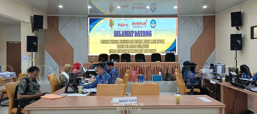 JALUR TERAKHIR: Proses verifikasi dan validasi (verval) berkas calon peserta didik baru di Dispendik Kabupaten Mojokerto, beberapa waktu lalu. Mekanisme PPDB jenjang SMP di kabupaten.