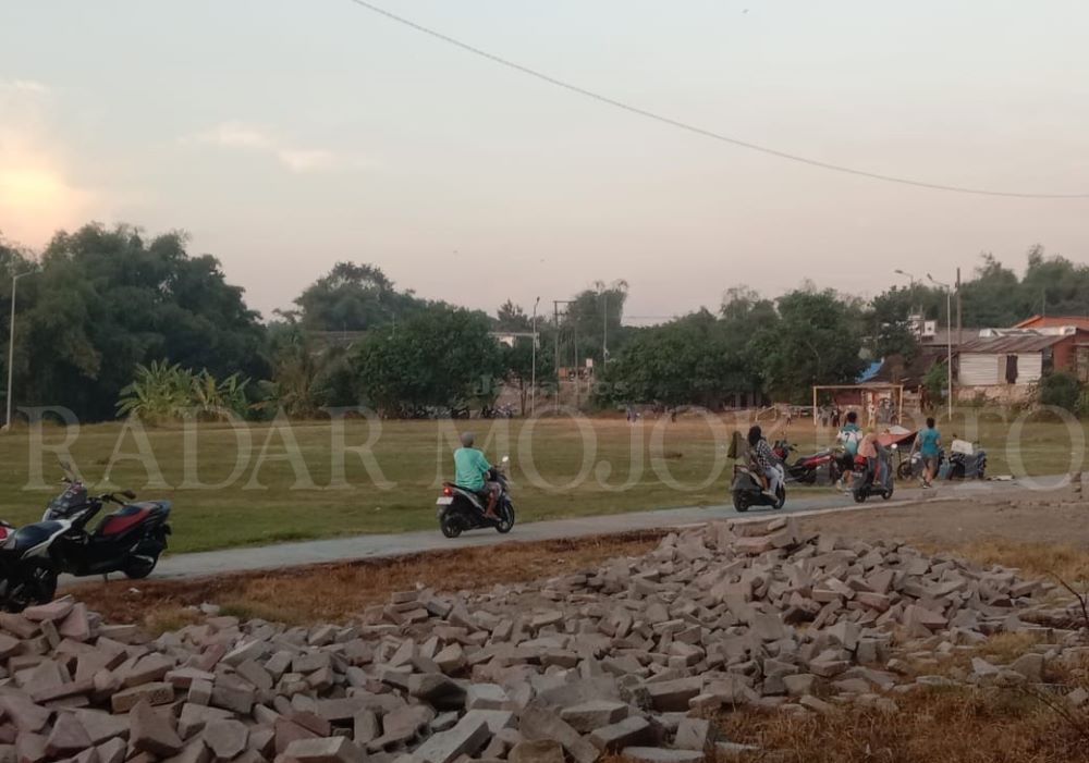 MUDAHKAN AKSES: Pemdes Dinoyo menggeber pavingisasi di sekitar lapangan desa hingga jalan di dusun-dusun untuk melancarkan mobilitas warga.