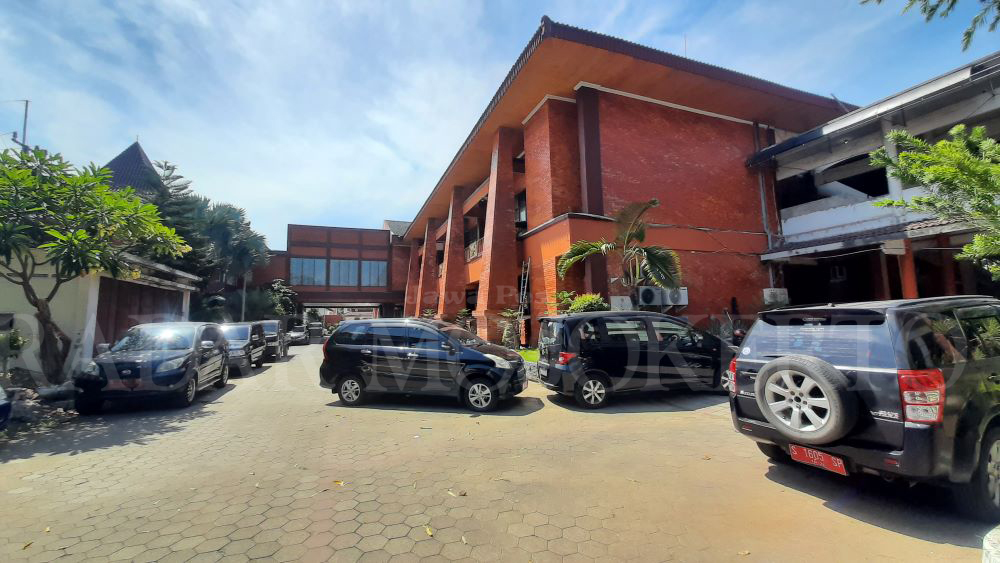 FASILITAS: Mobil pelat merah yang terparkir di halaman Balai Kota Mojokerto. Mulai tahun ini, pemkot menerapkan sistem sewa untuk mobil dinas kepala OPD.