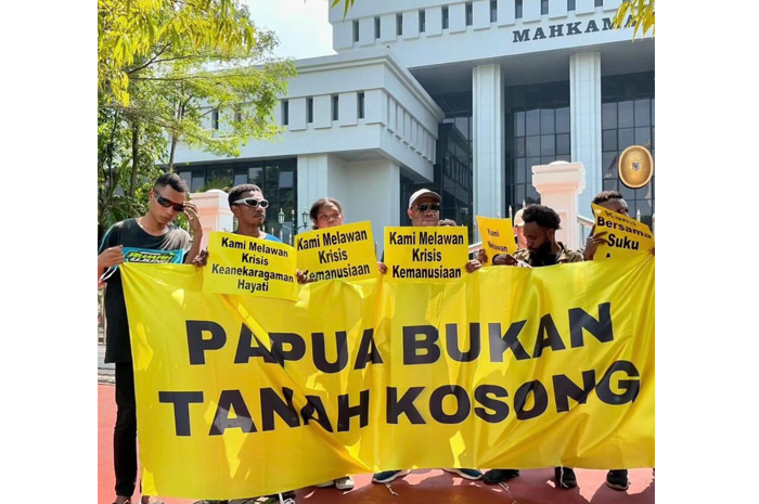 Masyarakat Papua saat melakukan unjuk rasa di depan gedung MA, pekan lalu.